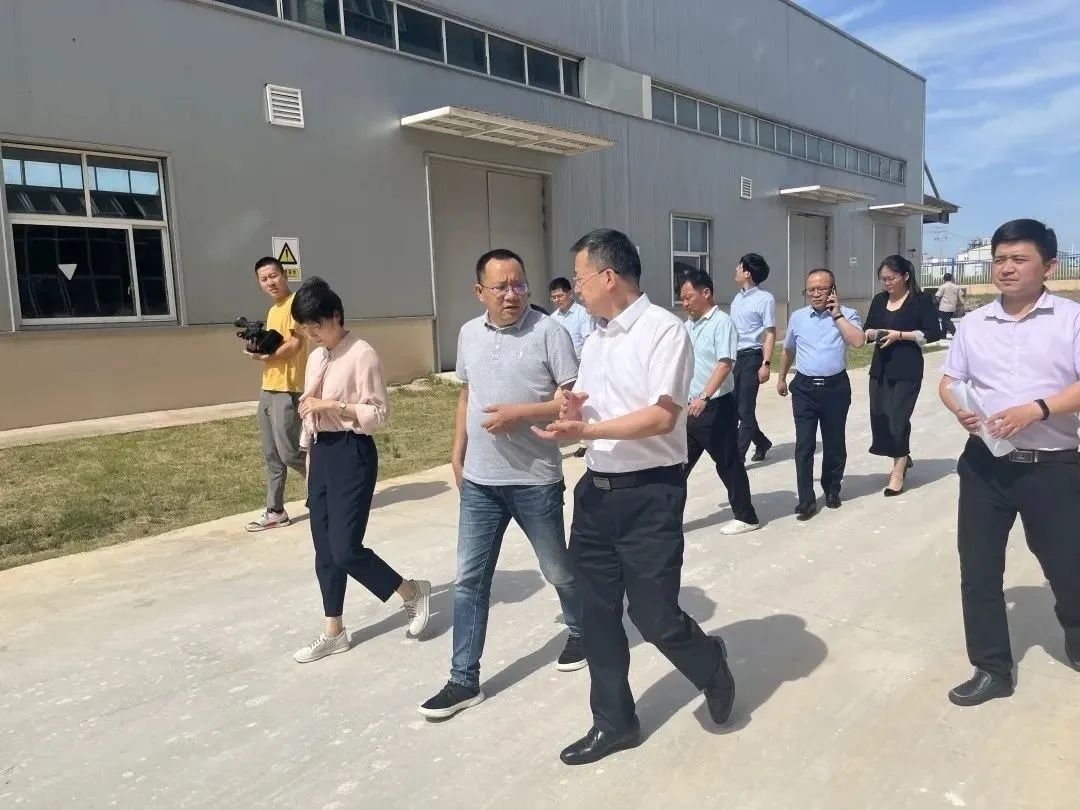 公司CEO秦永發(fā)對市、區(qū)領(lǐng)導(dǎo)的蒞臨指導(dǎo)表示了最誠摯的歡迎，并陪同市、區(qū)領(lǐng)導(dǎo)實地參觀了古特生物的標準發(fā)酵車間、反應(yīng)車間、純化車間、結(jié)晶車間以及原料、產(chǎn)品庫房等，特別詳細講解了酶法合成還原型谷胱甘肽的生產(chǎn)工藝流程。