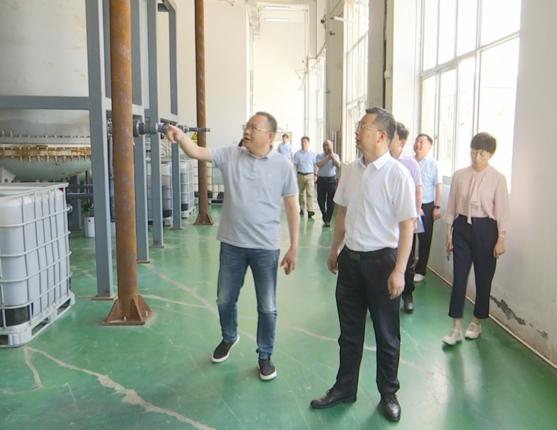 在陪同過程中，市、區(qū)領(lǐng)導(dǎo)了解到了古特生物從成立公司研發(fā)生物合成技術(shù)到現(xiàn)在擁有三座生產(chǎn)基地這十二年來的的發(fā)展歷程，CEO秦永發(fā)對古特生物的生產(chǎn)現(xiàn)狀及未來發(fā)展規(guī)劃也作了詳細說明。