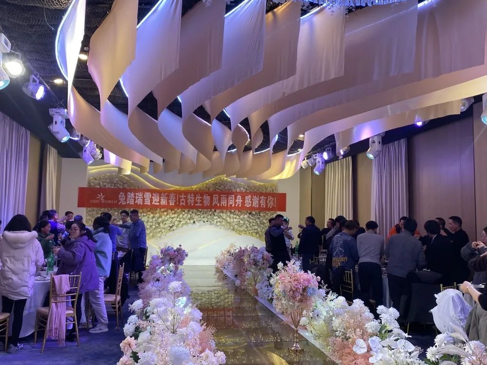 所有員工歡聚一堂，共同舉杯慶祝