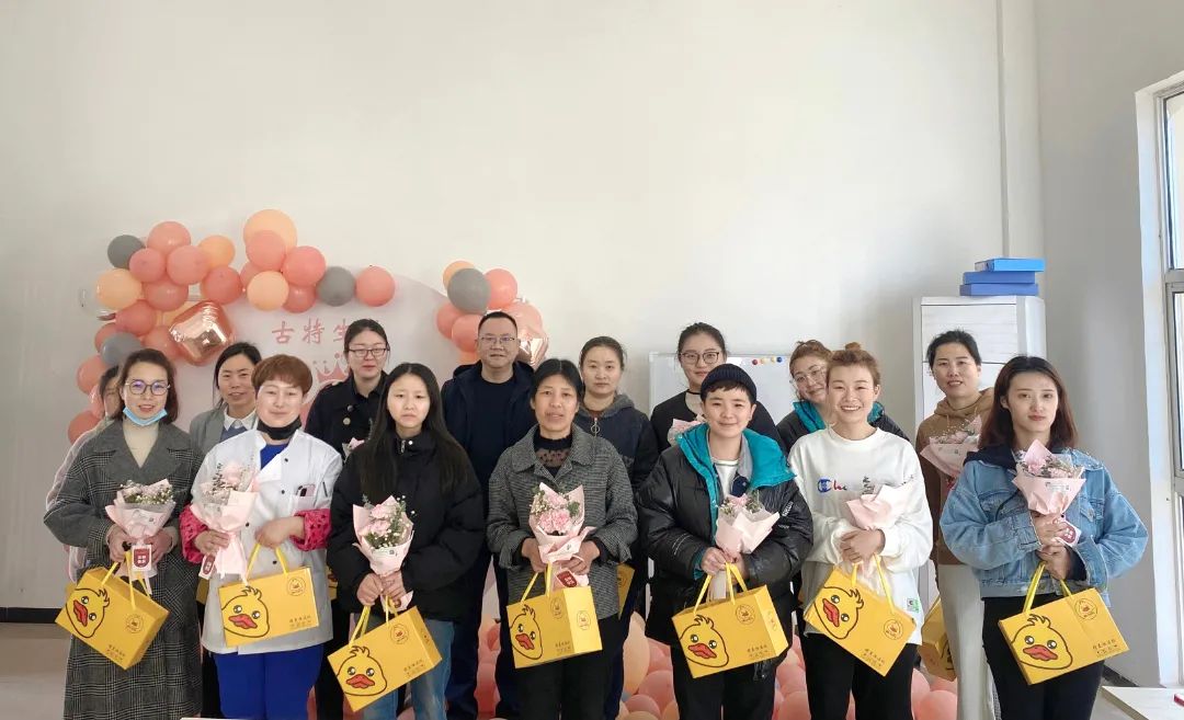 安徽古特生物科技有限公司于2022年3月8日組織開展了節(jié)日活動(dòng)，公司全體女職工及特邀嘉賓—總經(jīng)理秦永發(fā)先生在溫馨愉快的氛圍中共度女神節(jié)。